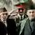 Archivbild: Afghanistans Ex-König Sahir Schah (links) bei der Vereidungszeremonie von Präsident Hamid Karsai (rechts), im Hintergrund ein uniformierter Militär, Quelle: AP