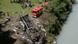 Luftbild: Einsatzkräfte am Wrack des Pilgerbusses am Gebirgsbach Romanche, Quelle: AP Luftbild: Einsatzkräfte am Wrack des Pilgerbusses am Gebirgsbach Romanche, Quelle: AP