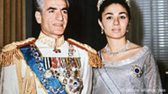 Schah Reza Pahlav (l.)i in Galauniform mit seiner Gattin Kaiserin Farah Diba(Foto: dpa/Archiv)