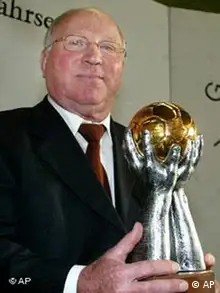 Unter den vielen Auszeichnungen, die Uwe Seeler erhielt, befindet sich auch der Goldene Fußball des Berliner Fußballvereins e.V. (2004)