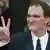 Quentin Tarantino macht das Victory-Zeichen (AP Photo/Michel Euler)