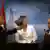 Israels Außenministerin Tzipi Livni wendet sich mit fliegendem Haar vom ägyptischen Außenminister zum jordanischen. (Quelle: AP)