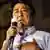 Shinzo Abe spricht mit bewegtem Gesicht in ein Mikrofon.