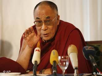 Der Dalai Lama beantwortet bei einer Pressekonferenz Fragen, Quelle: AP
