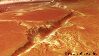 Die Aufnahme der europäischen Raumsonde Mars Express zeigt ein gigantisches Urstromtal auf dem Roten Planeten Quelle: dpa