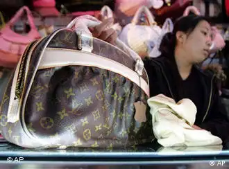 中国山寨出产的路易维登手提包