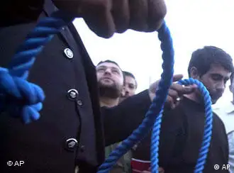伊朗死刑执行官在德黑兰当众给死囚套上绞索