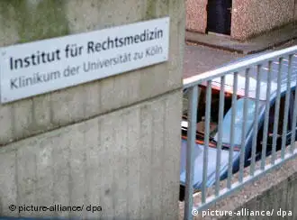 一辆汽车把在阿富汗死亡的德国工程师尸体送到科隆大学法医所进行验尸