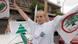 Unterstützerin von Amin Gemayel hält eine Parteiflagge, Quelle: AP Unterstützerin von Amin Gemayel hält eine Parteiflagge, Quelle: AP