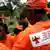 Unterstützer der PMDC in Orange, Quelle: dpa