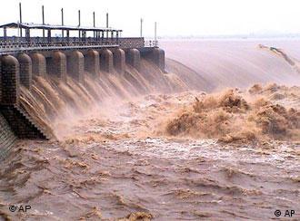 Staudamm bei Monsun, Quelle: AP