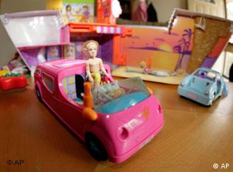 Ein Spielzeugauto und eine Barbie-Puppe