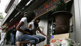 Blumen werden vor Pizzeria niedergelegt. Quelle: AP