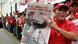 Mann hält Poster mit Bild von Präsident Chavez (Quelle: AP) Mann hält Poster mit Bild von Präsident Chavez (Quelle: AP)