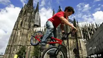 BdT Deutschland Wetter Köln Dom und Junge mit Fahrrad