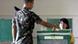 Seorang serdadu memberi suara dalam referendum hari Minggu (19/08) Seorang serdadu memberi suara dalam referendum hari Minggu (19/08)