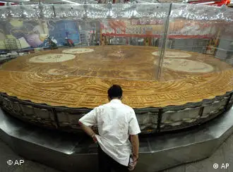 巨大的月饼：中秋是中国的传统节日