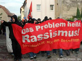 Demonstration mit Anti-Rassismus-Transparent (Foto: dpa)