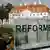 Schloss Meseberg im Hintergrund, davor eine Glastafel mit Aufschrift 'Reformen'