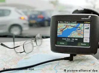 Library filer dated 15/05/2006 of a satellite navigation system on the dashboard of a car. Motorists whose vehicles have been transformed into 'mobile offices' are in danger of being overloaded by modern technology, an academic said today. Foto: Barry Batchelor +++(c) dpa - Report+++