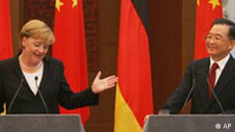 Chancellor Merkel and Chinese Premier Wen Jiabao at podiums