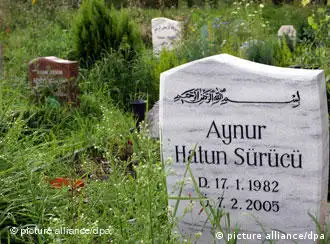“荣誉谋杀”的受害者土耳其女子哈图•叙吕库之墓