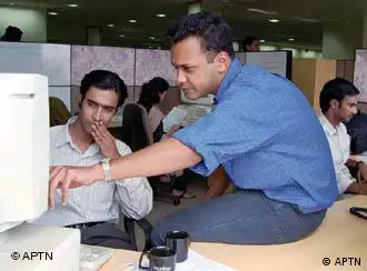 印度的信息产业发展迅速，这是印度的电脑专家在工作