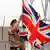 سرباز انگلیسی پرچم کشورش را در یکی از مراکز استقرار نظامیان انگلیس در بصره پایین می‌کشد