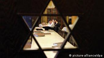 Blick durch ein davidsternförmiges Fenster in eine Talmud-Hochschule