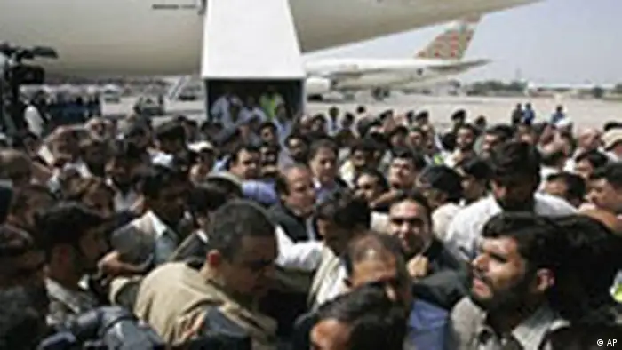 Pakistan Nawaz Sharif im Flughafen in Islamabad (AP)