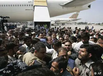 巴基斯坦前总理谢里夫（图片正中）抵达伊斯兰堡机场