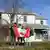 Njemačka obitelj ispred novog doma u Kanadi