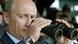 Wladimir Putin schaut durch ein Fernglas (17.08.2007, Quelle: AP) Wladimir Putin schaut durch ein Fernglas (17.08.2007, Quelle: AP)