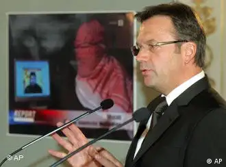 9月12日，奥地利内政部长Guenther Platter在相关新闻会上