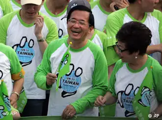 9月15日，陈水扁在要求台湾入联的游行队伍里