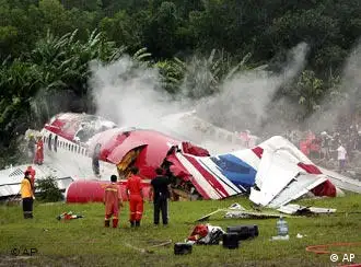 一架民航客机在泰国普吉岛机场着陆时坠毁