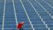 ARCHIV - Ein Angestellter der Firma Solar-Energiesystem GmbH zieht an den Solarmodulen auf dem Dach der Messehalle Freiburg die Schrauben an (Archivfoto vom 13.11.2000). Der Mangel an Fachkräften kostet Deutschland bis zu ein Prozent des Bruttoinlandsprodukts. Das sind für 2007 mehr als 20 Milliarden Euro. Das geht aus einer von Wirtschaftsminister Glos (CSU) in Auftrag gegebenen Studie zum Arbeitskräftemangel hervor. Kurz vor dem Kabinettsklausur im brandenburgischen Meseberg legte das Wirtschaftsministerium nun Zahlen zu den Folgen des Mangels an Arbeitskräften vor. Foto: Rolf Haid dpa (zu dpa 4141 vom 20.08.2007) +++(c) dpa - Bildfunk+++ ARCHIV - Ein Angestellter der Firma Solar-Energiesystem GmbH zieht an den Solarmodulen auf dem Dach der Messehalle Freiburg die Schrauben an (Archivfoto vom 13.11.2000). Der Mangel an Fachkräften kostet Deutschland bis zu ein Prozent des Bruttoinlandsprodukts. Das sind für 2007 mehr als 20 Milliarden Euro. Das geht aus einer von Wirtschaftsminister Glos (CSU) in Auftrag gegebenen Studie zum Arbeitskräftemangel hervor. Kurz vor dem Kabinettsklausur im brandenburgischen Meseberg legte das Wirtschaftsministerium nun Zahlen zu den Folgen des Mangels an Arbeitskräften vor. Foto: Rolf Haid dpa (zu dpa 4141 vom 20.08.2007) +++(c) dpa - Bildfunk+++