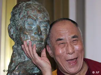 授奖现场：达赖喇嘛与其塑像