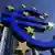 Simbol recesije u Europskoj uniji s natpisom recesija a u pozadini zastava EU-a