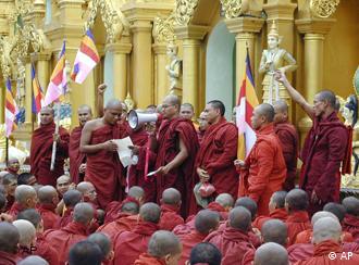 Buddhistische Mönche bieten dem Militär die Stirn