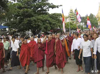 缅甸僧侣举行抗议示威