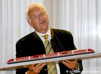 El ex jefe de Gobierno de Baviera Edmund Stoiber con un modelo del Transrapid: entierro de lujo.