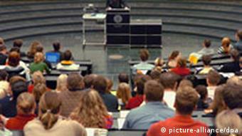 Ein Dozent begrüßt im Auditorium Maximum der Albert-Ludwigs-Universität Freiburg die Studenten