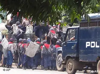Eine unabhängige Berichterstattung aus dem abgeschotteten asiatischen Land ist nicht möglich: Polizeieinsatz in der Hauptstadt Rangun