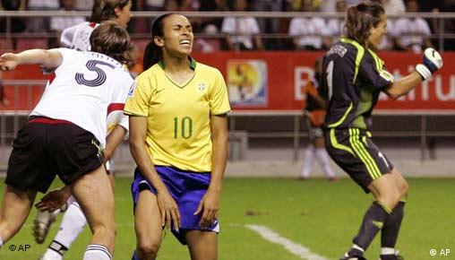 Nach dem verschossenen Elfmeter leidet die Brasilianerin Marta und Torhüterin Nadine Angerer freut sich -- AP Photo/Eugene Hoshiko)