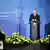 Bundespräsident Köhler hinter einem Rednerpult, beide vor blauem Hintergrund (Quelle: AP)