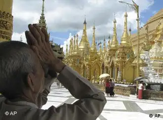 一位老人在仰光瑞光大金塔前祈祷