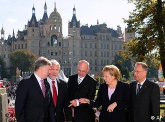 Horst Köhler, Harald Ringstorff, Norbert Lammert, Angela y Juergen Papier en Schwerin.