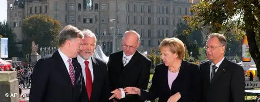 Gruppenfoto mit Repräsentanten zum Tag der Deutschen Einheit