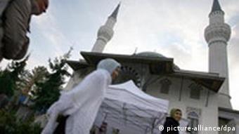 Junge muslimische Frauen vor der Sehitlik Moschee in Berlin (Foto: dpa)